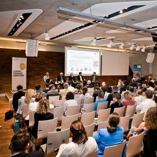 NPO-Forum_2024 Podiumsdiskussion vor Auditorium am NPO-Forum_2024