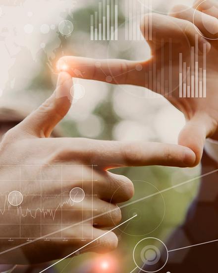 Mann bildet Rechecke mit Händen.