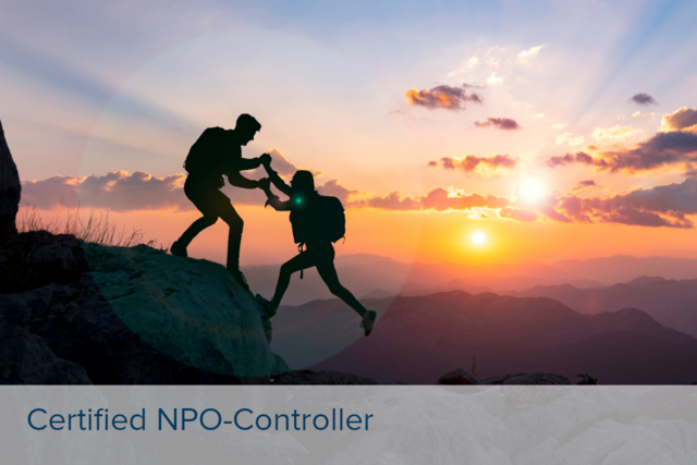 Bildungsfoerderung_Certified NPO-Controller Zwei Personen beim Klettern, eine hilft der anderen beim Überwinden eines Felsvorsprungs, Sonnenuntergang im Hintergrund.