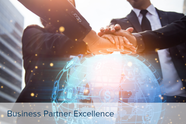 Bildungsfoerderung_Business Partner Excellence Mehrere Personen in Anzügen legen ihre Hände übereinander über eine digitale, leuchtende Weltkugel mit Finanzsymbolen.