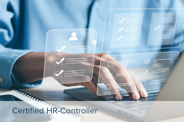 Bildungsförderung Certified HR-Controller Person tippt auf Laptop-Tastatur mit schwebenden digitalen Checklisten und Benutzerprofil-Icons