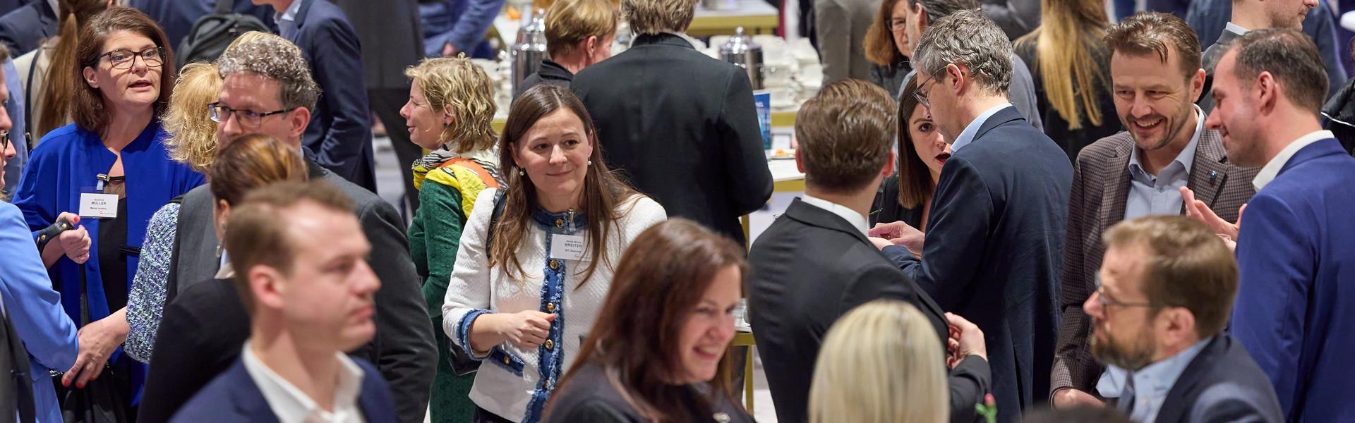 Viele miteinander plandernde Personen am Controllertag_2025