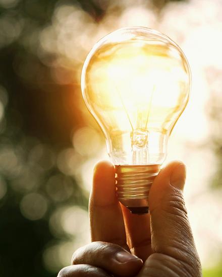 Innovation Hand hält Glühbirne