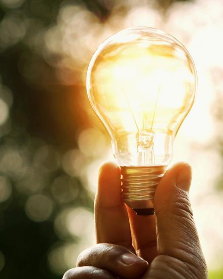 Innovation Hand hält Glühbirne