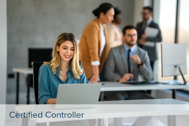 Bildungsfoerderung_Certified Controller Frau sitzt vor einem Laptop, im Hintergrund Kollegen