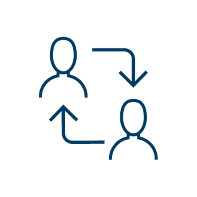 Coaching Zwei stilisierte Personen mit Pfeilen, die einen Austausch oder eine Kommunikation zwischen ihnen symbolisieren