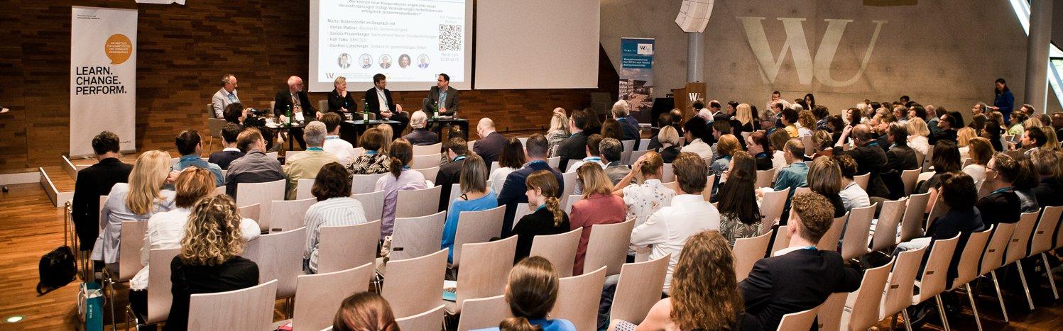 NPO-Forum_2024 Podiumsdiskussion vor Auditorium am NPO-Forum_2024