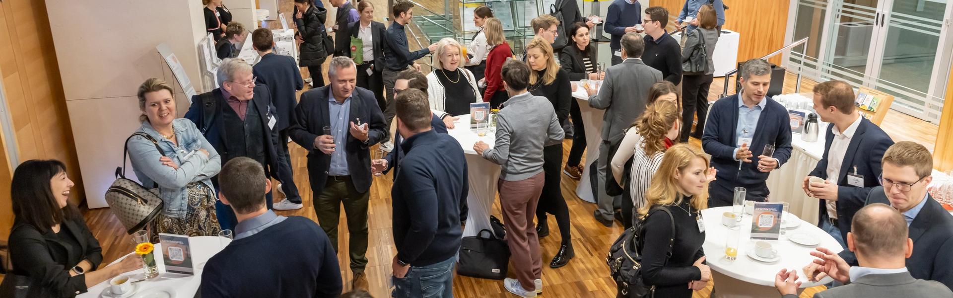 BI_&_Analytic_Tagung_2024 Viele Leute im Gespräch bei der BI_&_Analytic_Tagung_2024