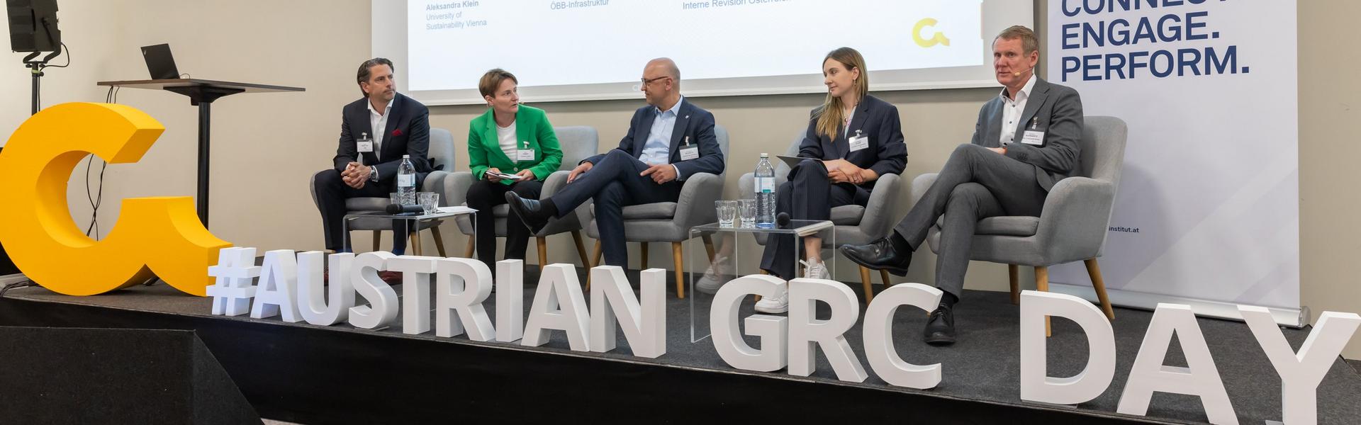 GRC_DAY_2025 Podiumsdiskussion mit fünf Personen auf Stühlen bei der Veranstaltung 'Austrian GRC Day' mit dem Thema Risikointelligenz als Werttreiber