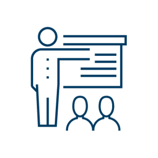 Symbol einer Person, die vor einer Tafel steht und zwei Personen präsentiert