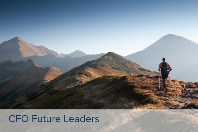 Bildungsförderung CFO Future Leaders Wanderer mit Rucksack und Wanderstöcken auf Bergpfad, umgeben von mehreren Berggipfeln unter klarem Himmel.