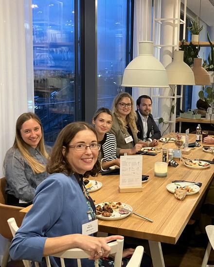 NextGen_After_Work NextGen_After_Work Personen um einen Tisch